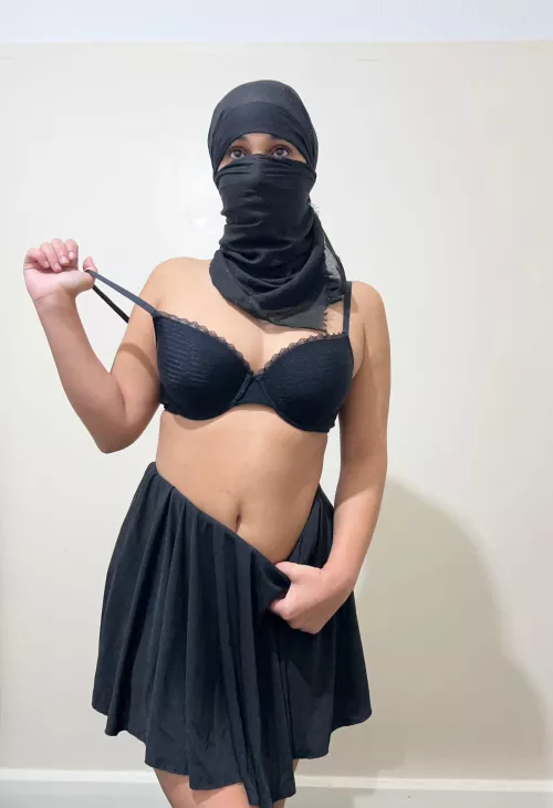 You have to suck each one of my toes before you can taste my delicious pussy 🐱 (OC)