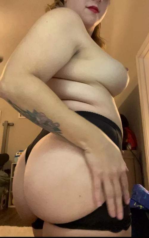 37 Married milf that’s craves attention