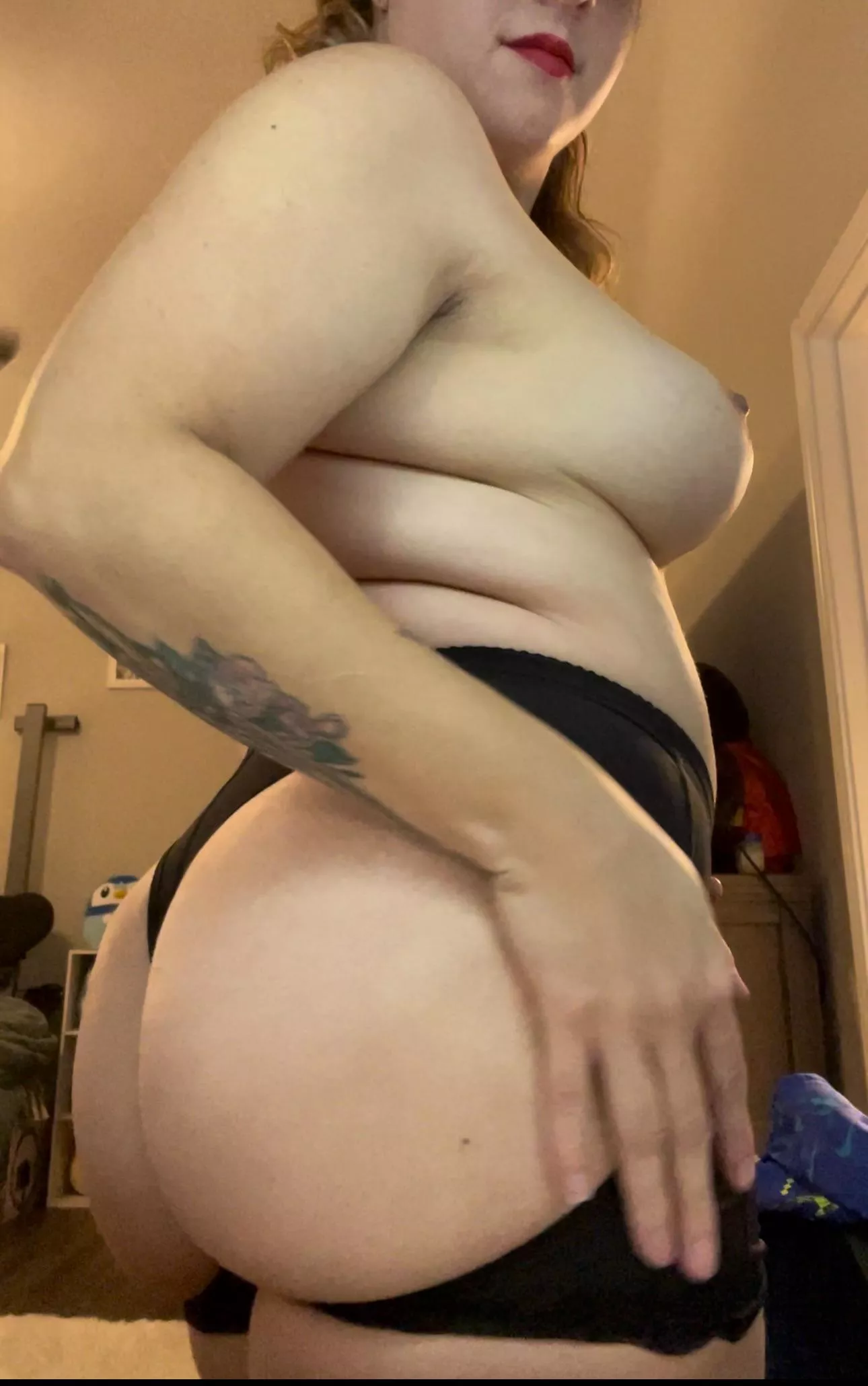 37 Married milf that’s craves attention