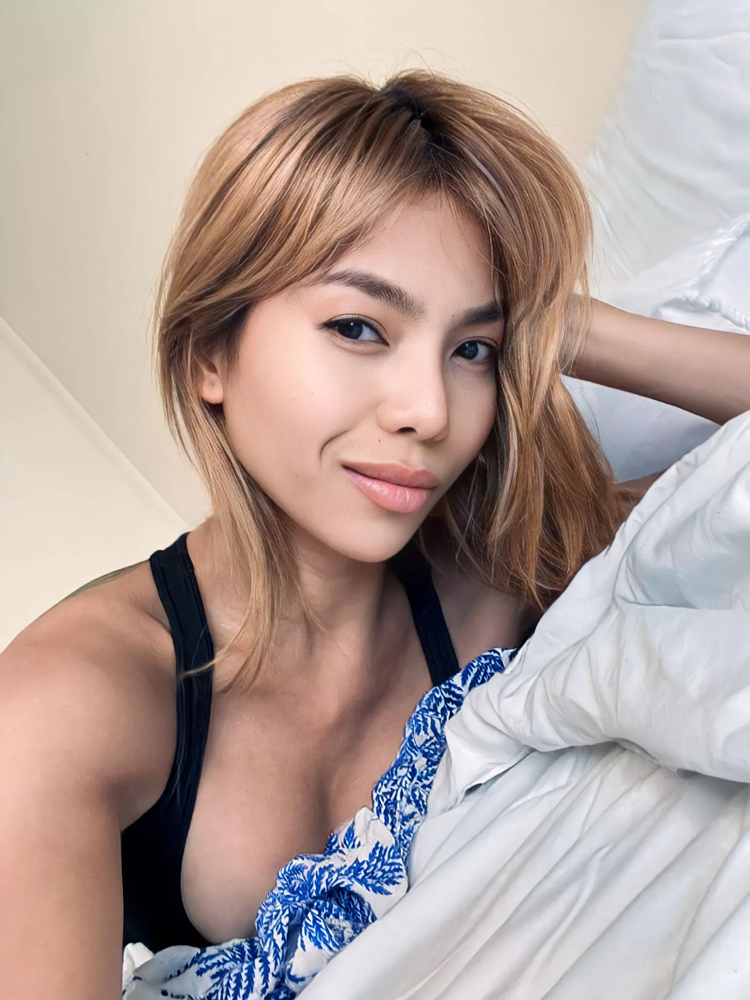 Any strong men out there feel like dominating a little Asian girl? 😉😚