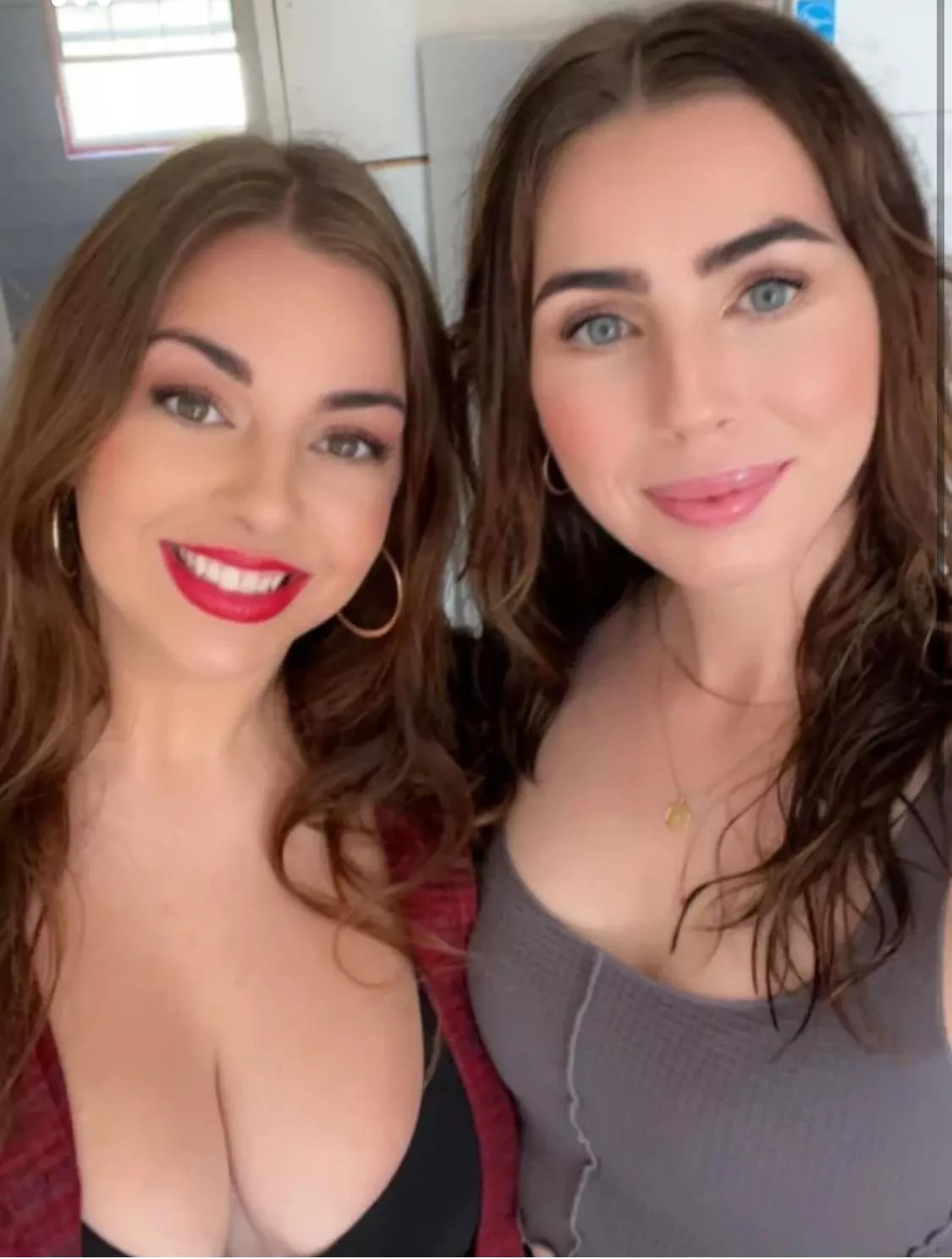 Blue eyes or boobs (oc)