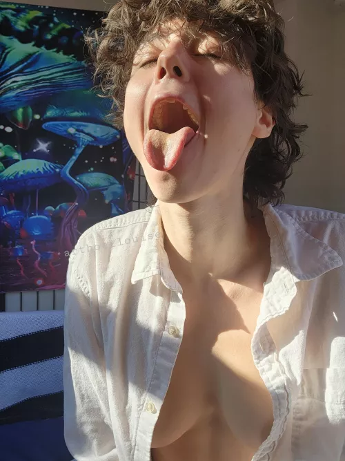 I thought my tongue looked long, it doesn't but I did catch a downblouse shot