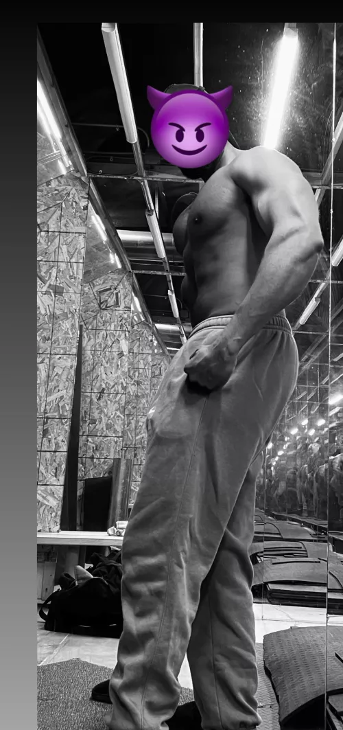 [m] had a good workout this morning 😈🔥 if you’re a hot gym girl, message me for my snapchat