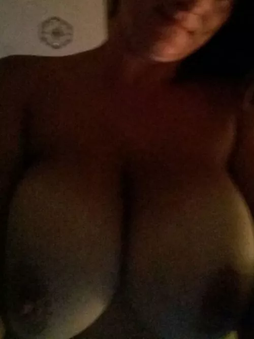 Milf wife showing a mate she has seriously huge tits 😍