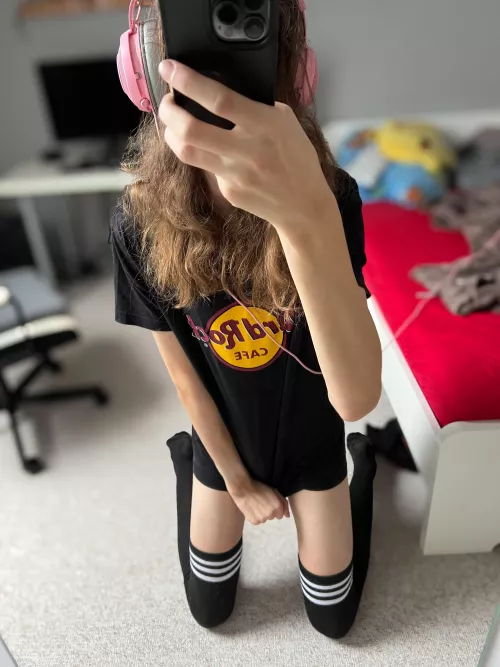 No one is home! U know what that means… wearing thigh highs without covering them! :33