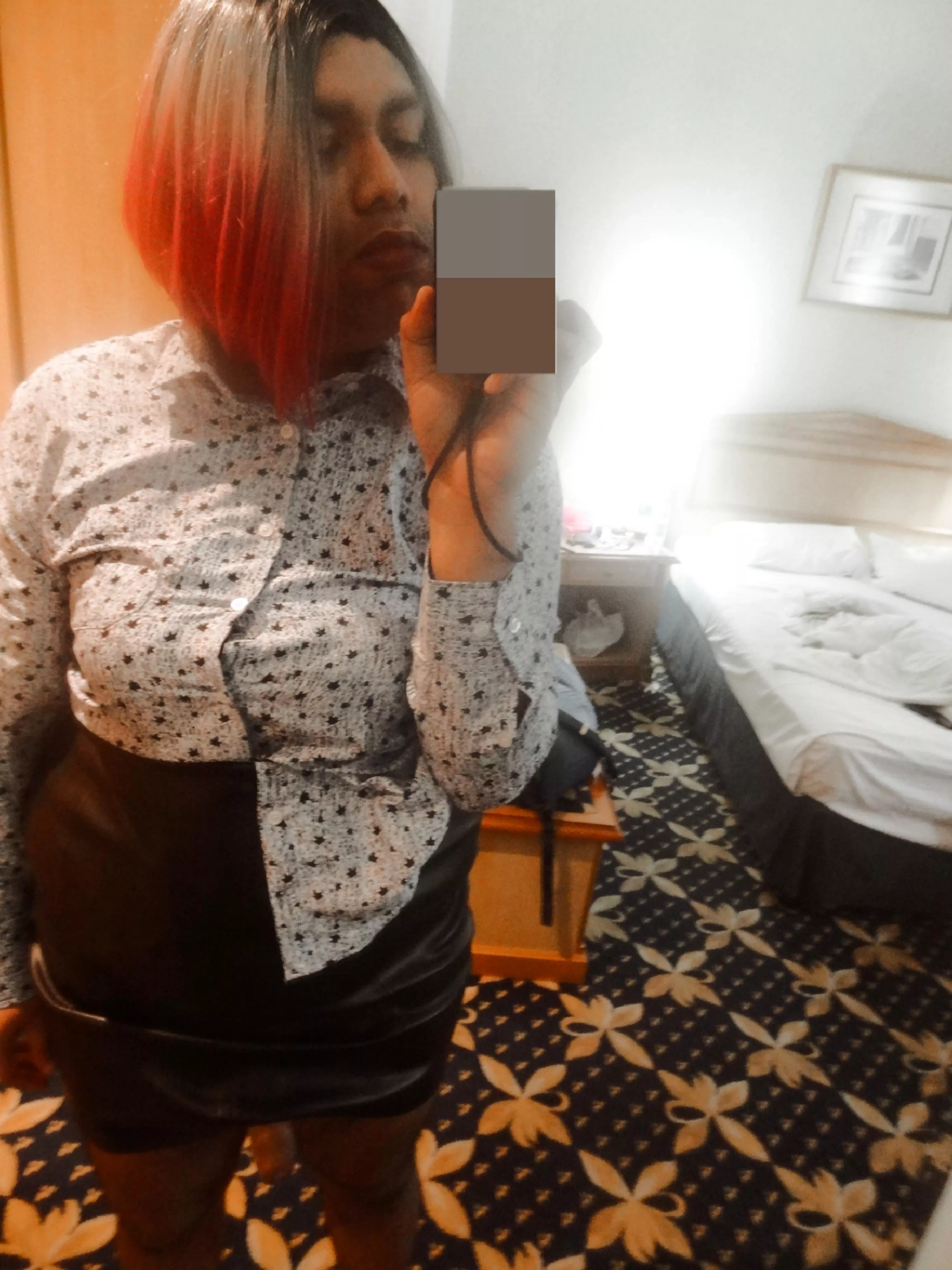 Something is popping outta my skirt 😏🙈