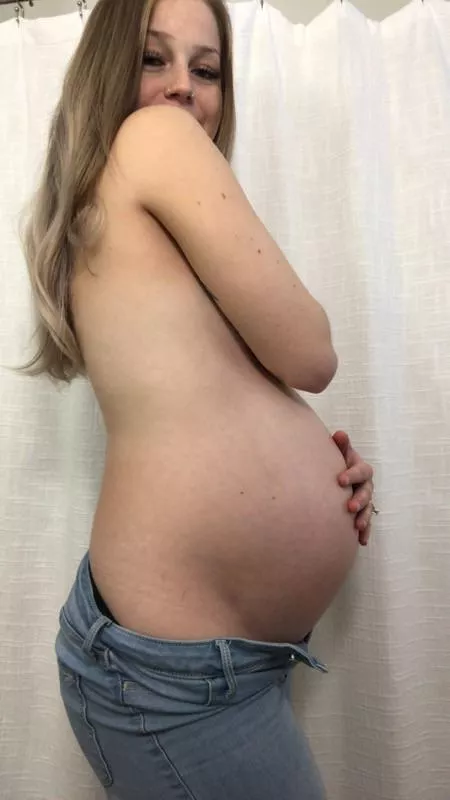 Update: My pregnant belly is now showing some veins 😯 link in bio