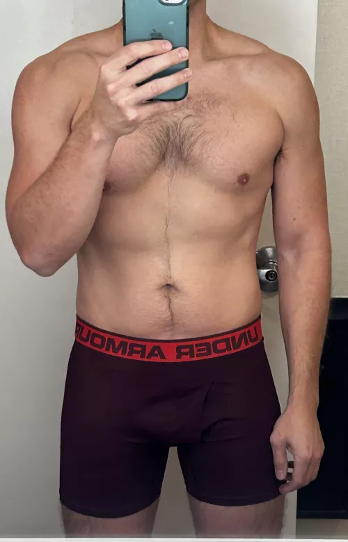 Who wants to chat with this fit married DILF who is straight irl but bi af on Reddit while he is horned af at work all day? Hit me up with ASL if you’re down.