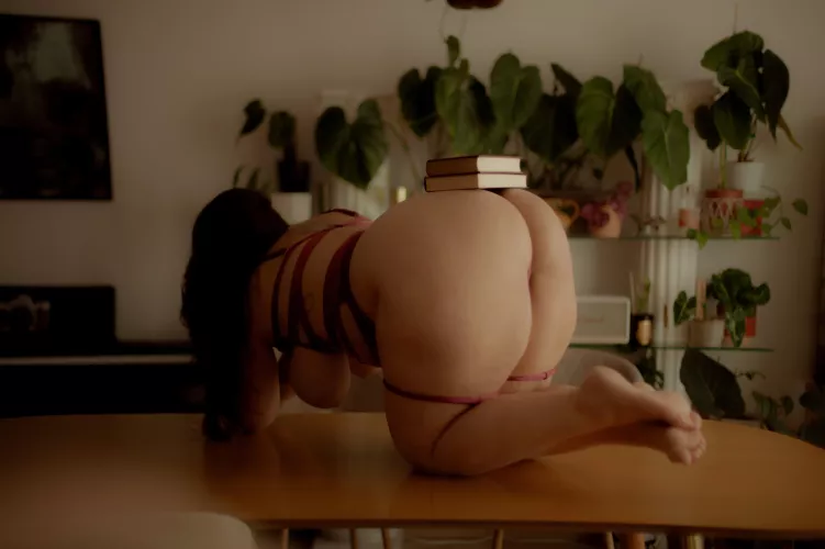 Would you date a bookworm like me ? 👀📚