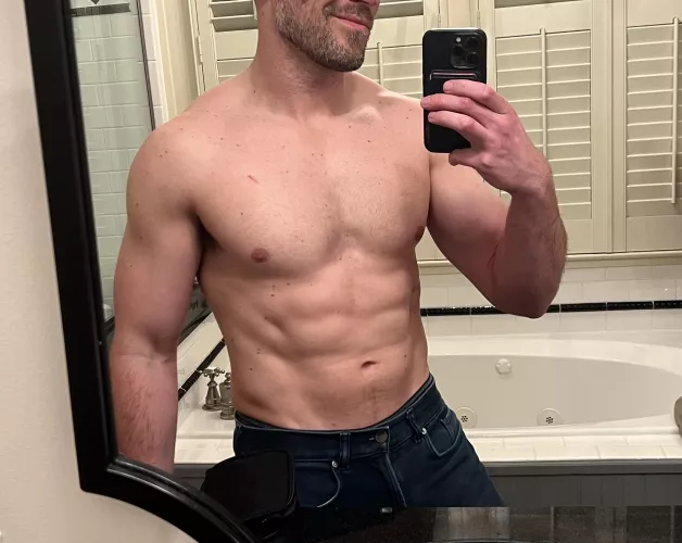 33 straight DL Guy. Fit & handsome. SSteinmann3