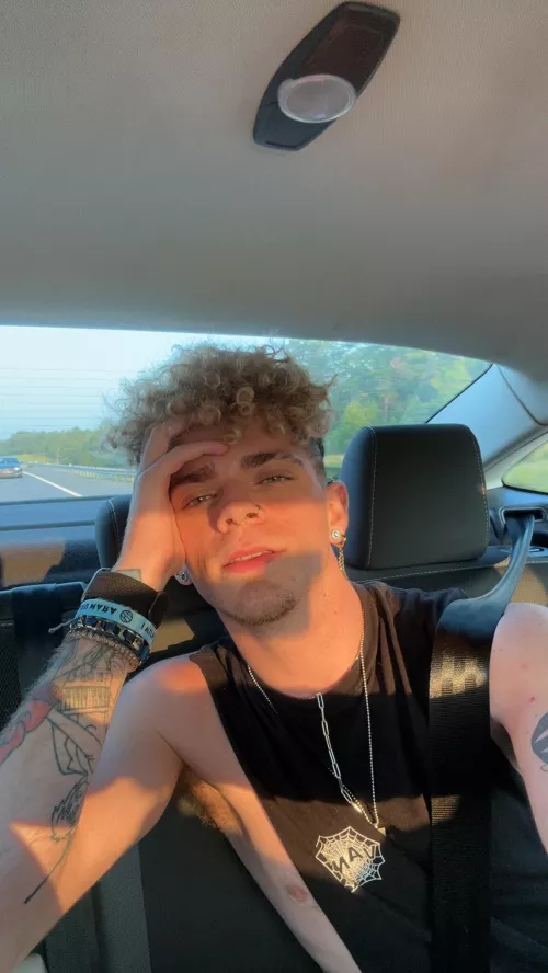 Anyone wanna kik chat?