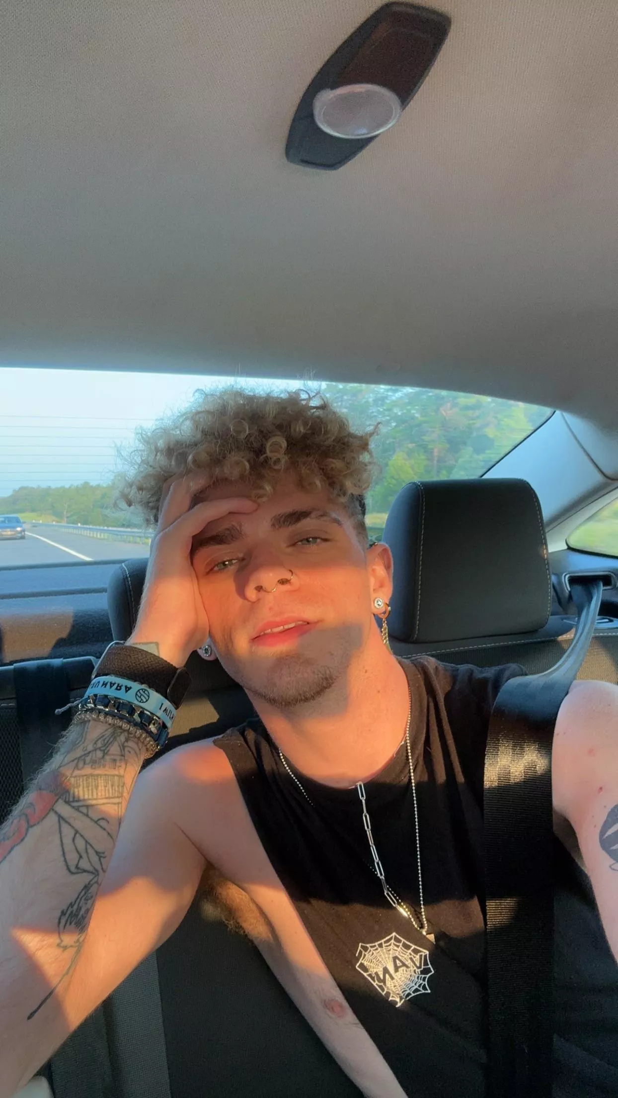 Anyone wanna kik chat?