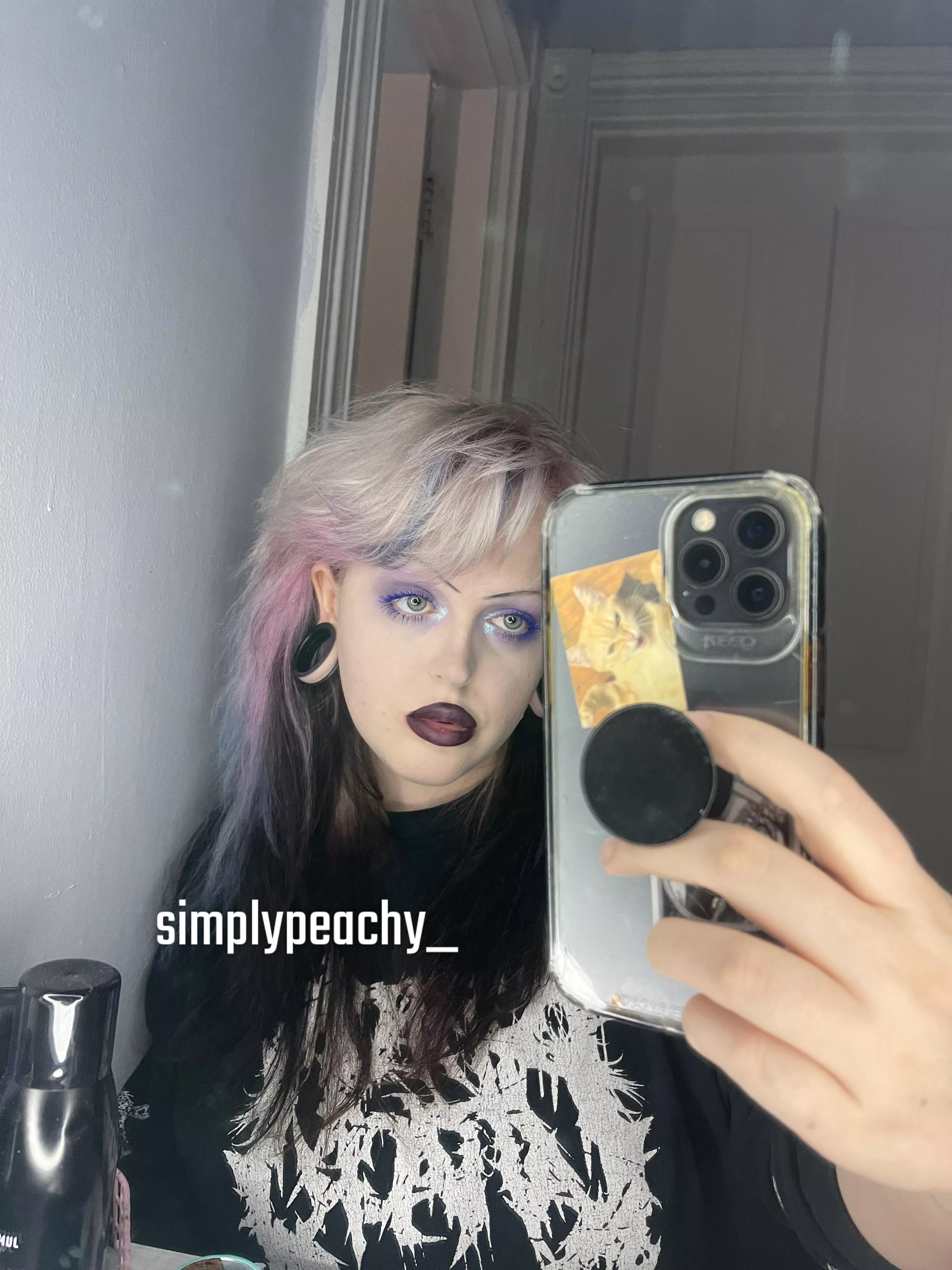 Big fan of my bangs when they’re long like this 🖤