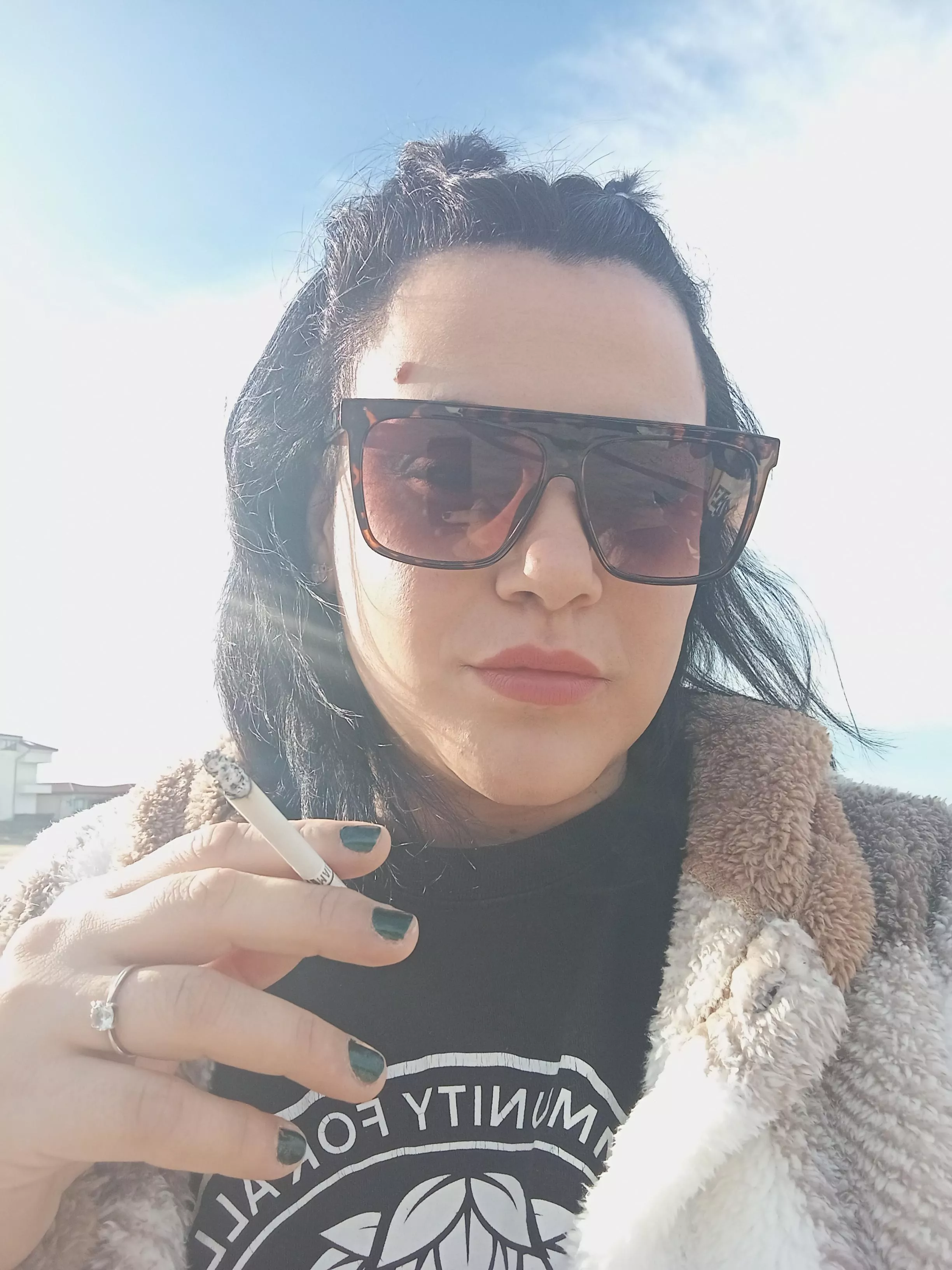 Curently homeless but hey I still look good smoking🚬🖤