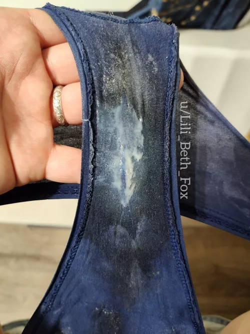 Fresh wet sticky cream on top of 6 days of crusty dried grool... This 7 day wear is a knockout!