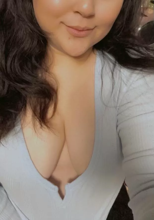 Having guests over. 😈😈 Think I look presentable?