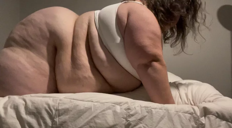 hope it’s okay that my belly touches the bed 😅