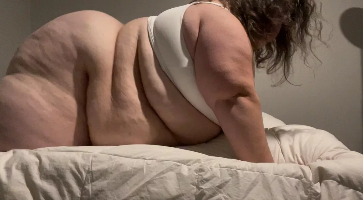 hope it’s okay that my belly touches the bed 😅