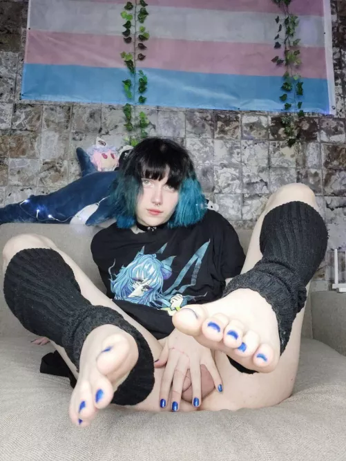 I am waiting for you and I will give you my feet and my cock ...