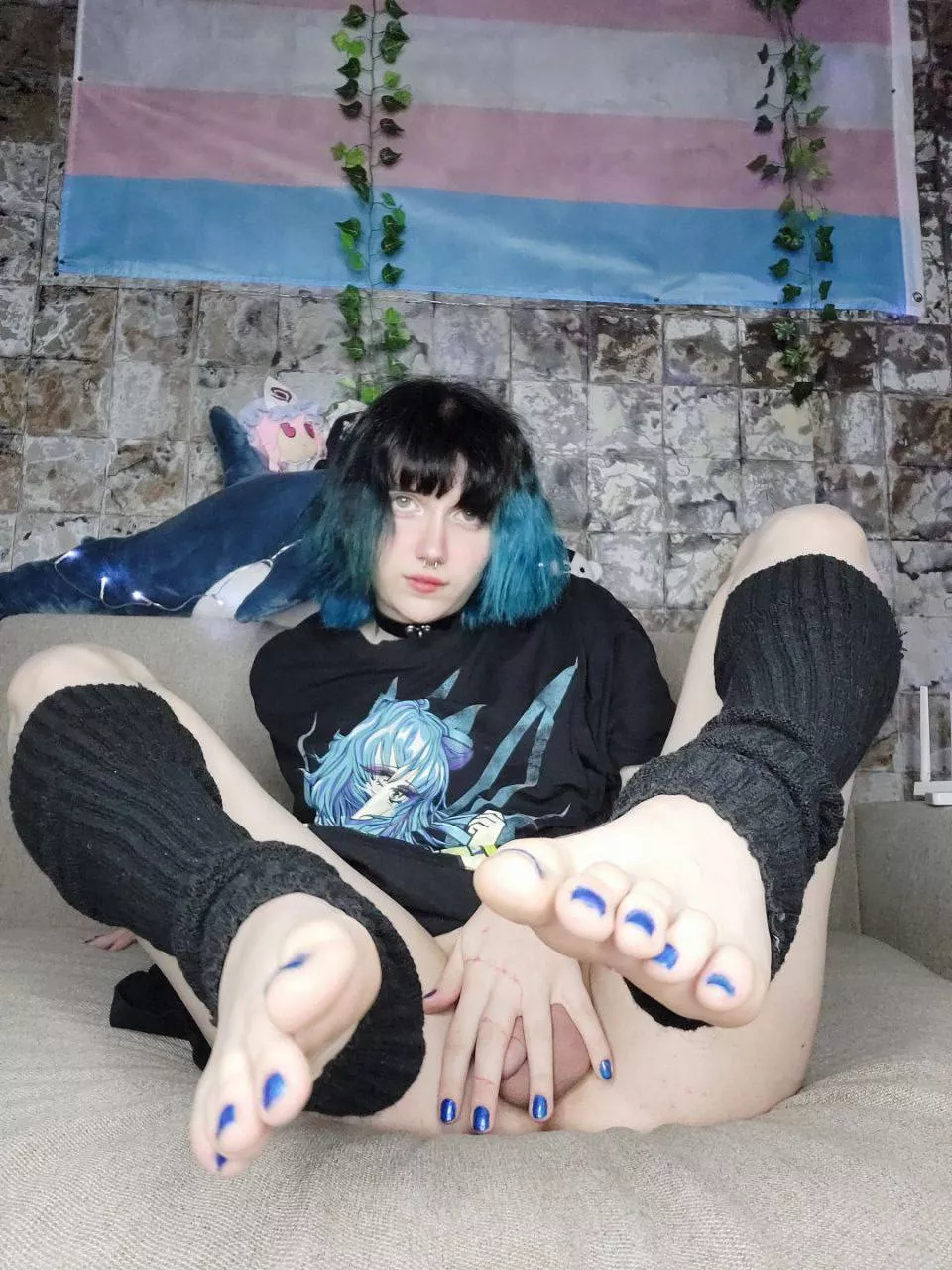 I am waiting for you and I will give you my feet and my cock ...