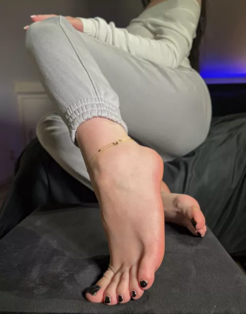 I want to press my toes on your face 😏🤭
