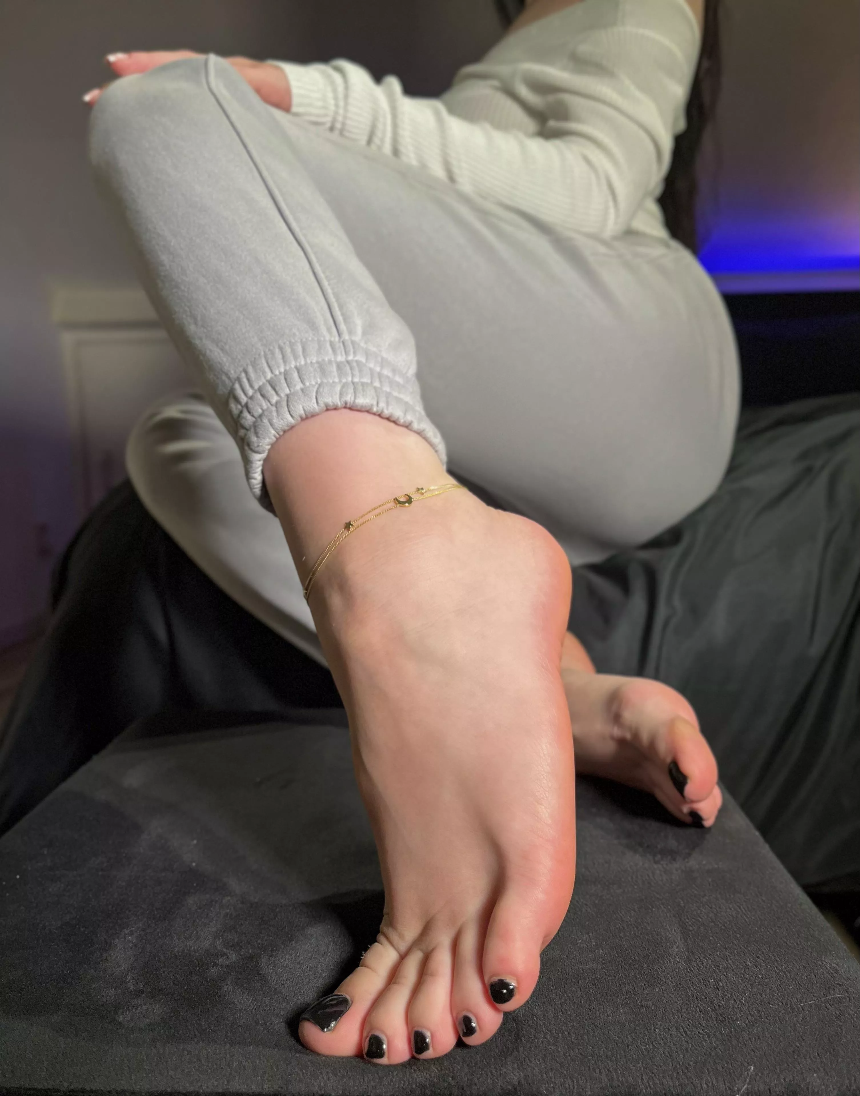 I want to press my toes on your face 😏🤭