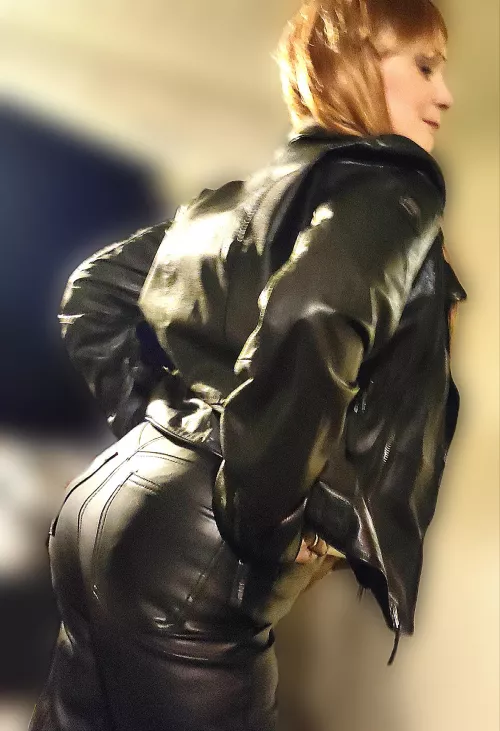 Leather Granny😈