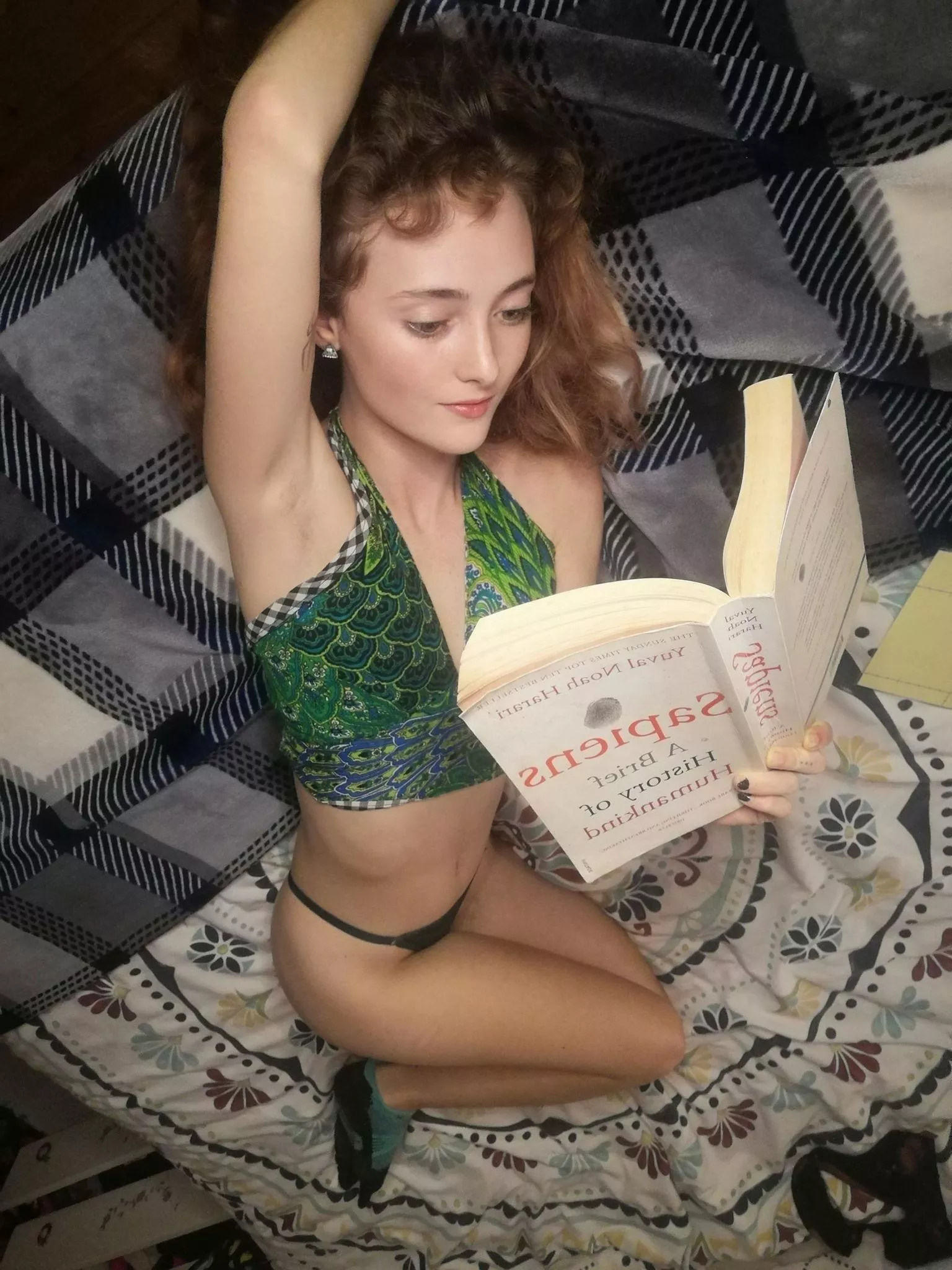 Love when my cute armpit peeks out in a sleeveless top. F18