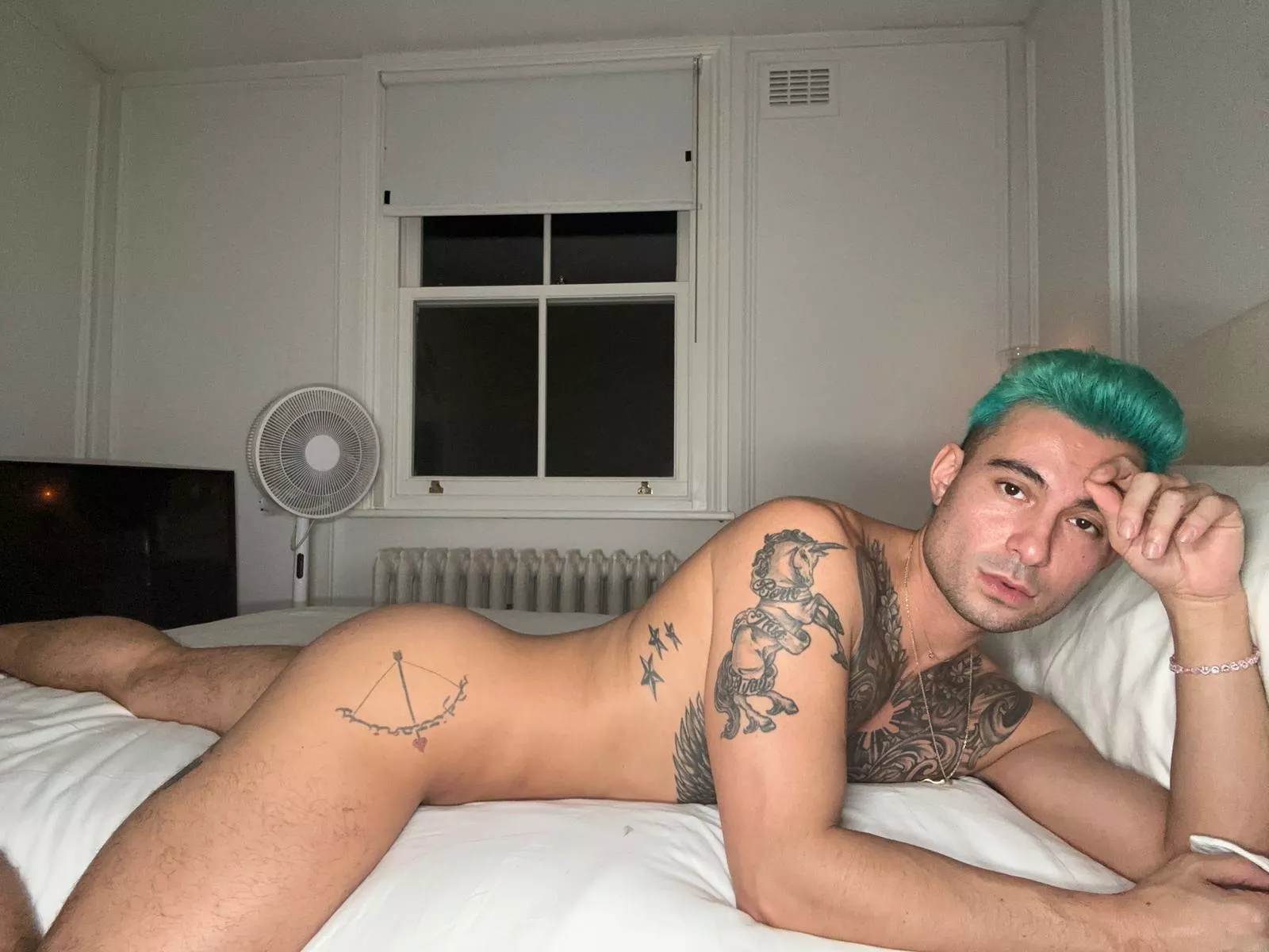 My kink is sending nudes to strangers