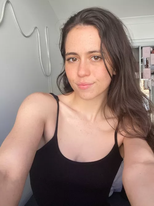 No makeup after shower selfie. Can I have a kiss