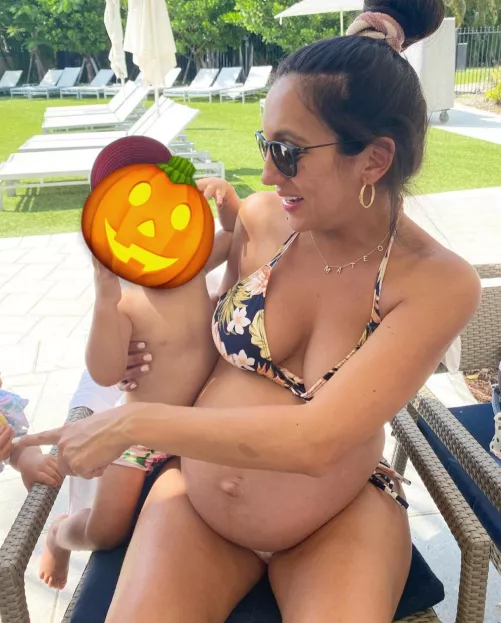 Pregnant bellies in bikinis are hard to beat 😊