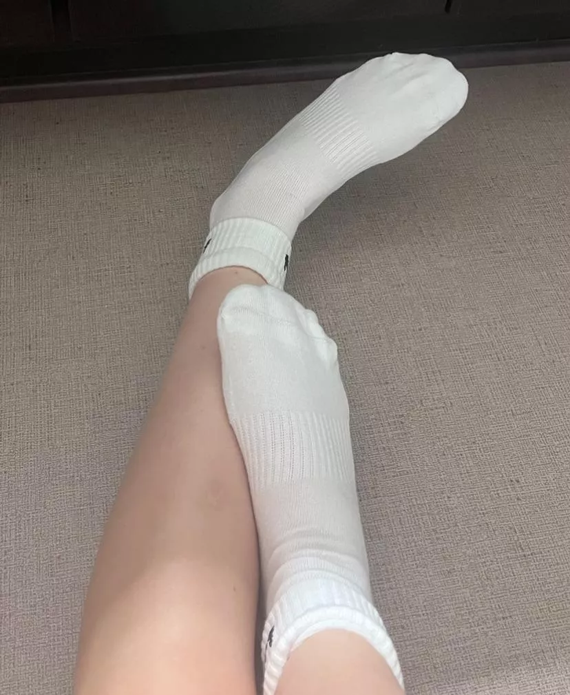 Socks or no socks? [f]