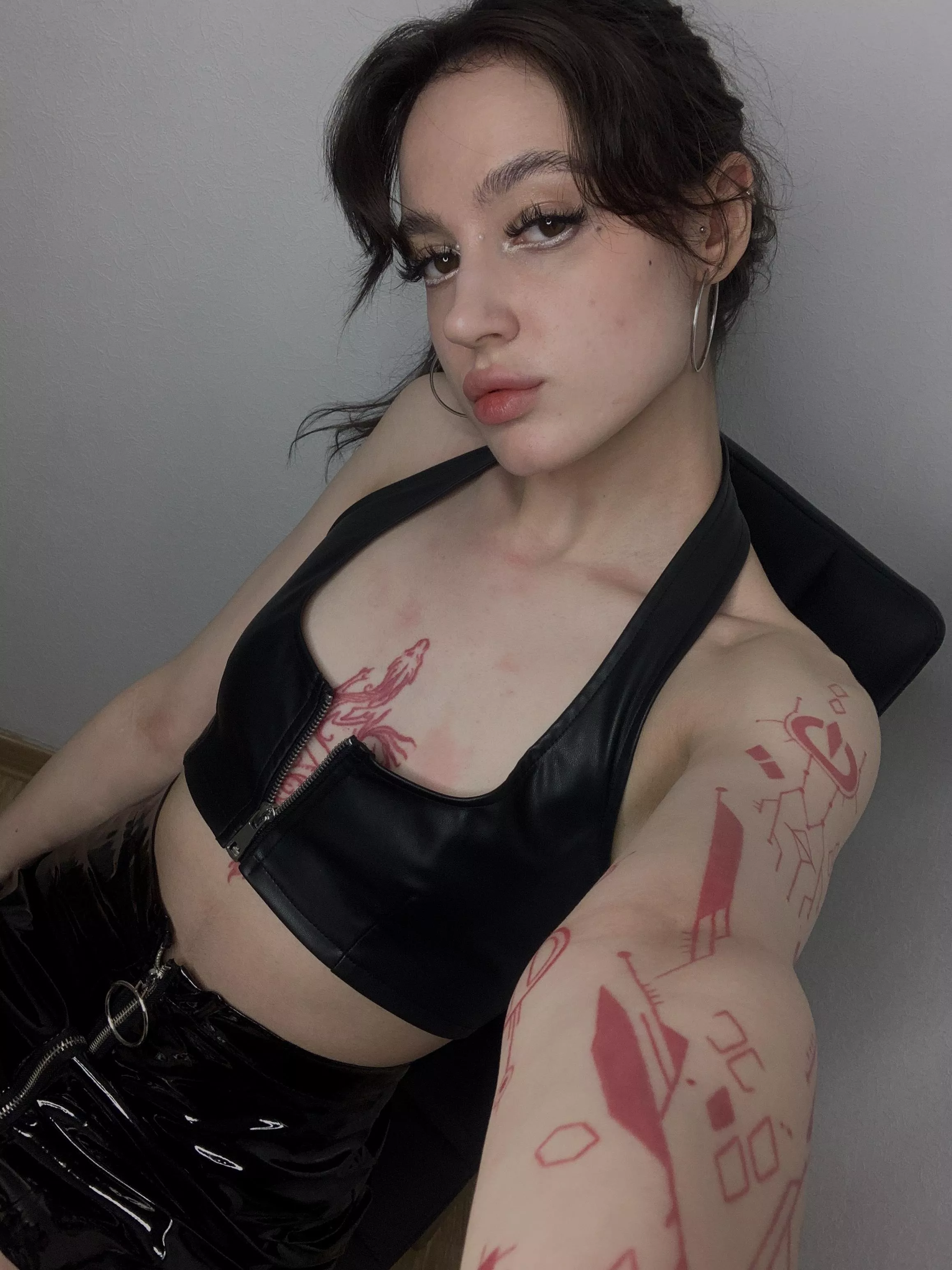 The leather stuff looks good on me, don't you agree?