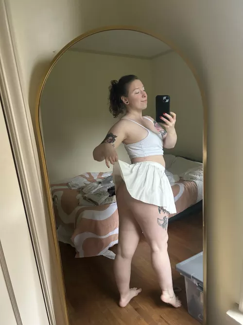 To put panties under the skirt or not… that is the question