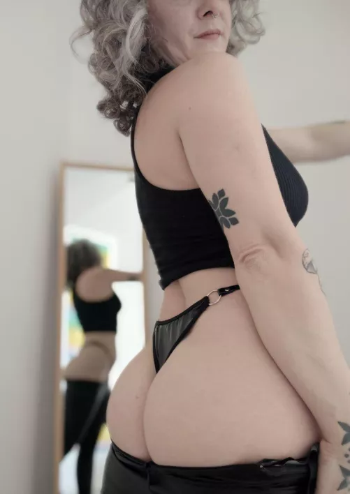 What would you do if this MILF gouged you in a bar?