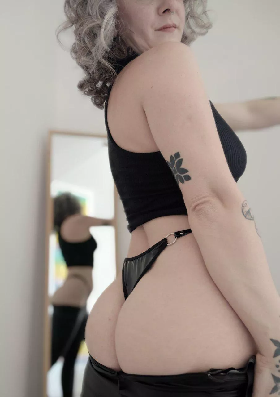 What would you do if this MILF gouged you in a bar?