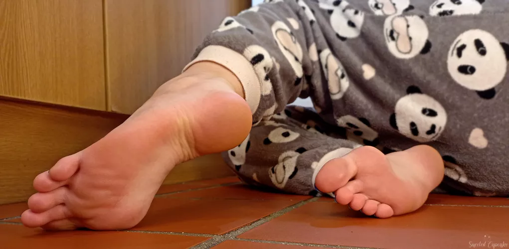 What's sexier, my arches or the small wrinkles in my soles? 🧁