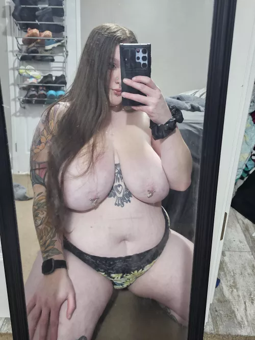 Who wants to play with my pierced nipples ;)