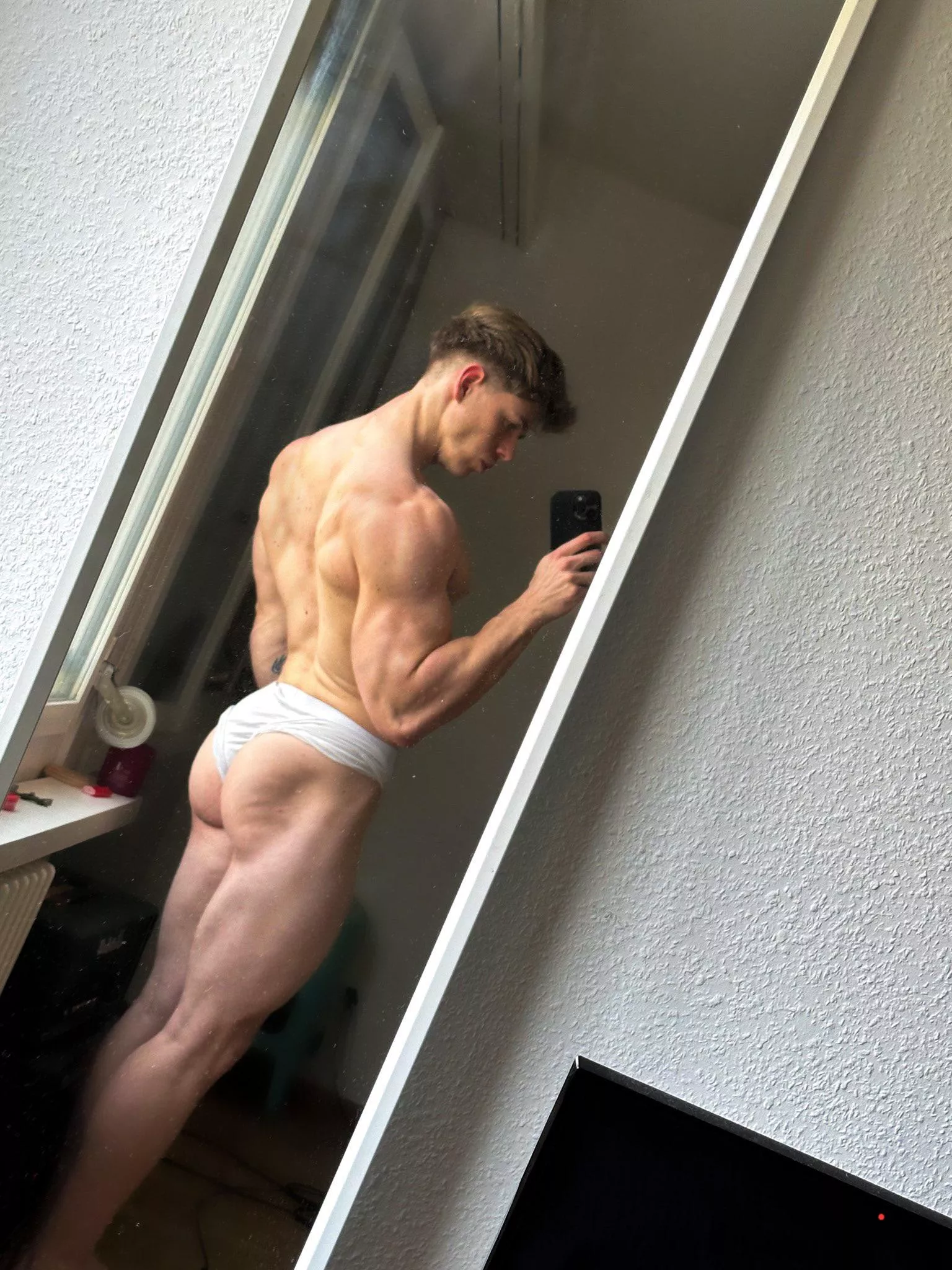 Who's keeping me company? Dms open