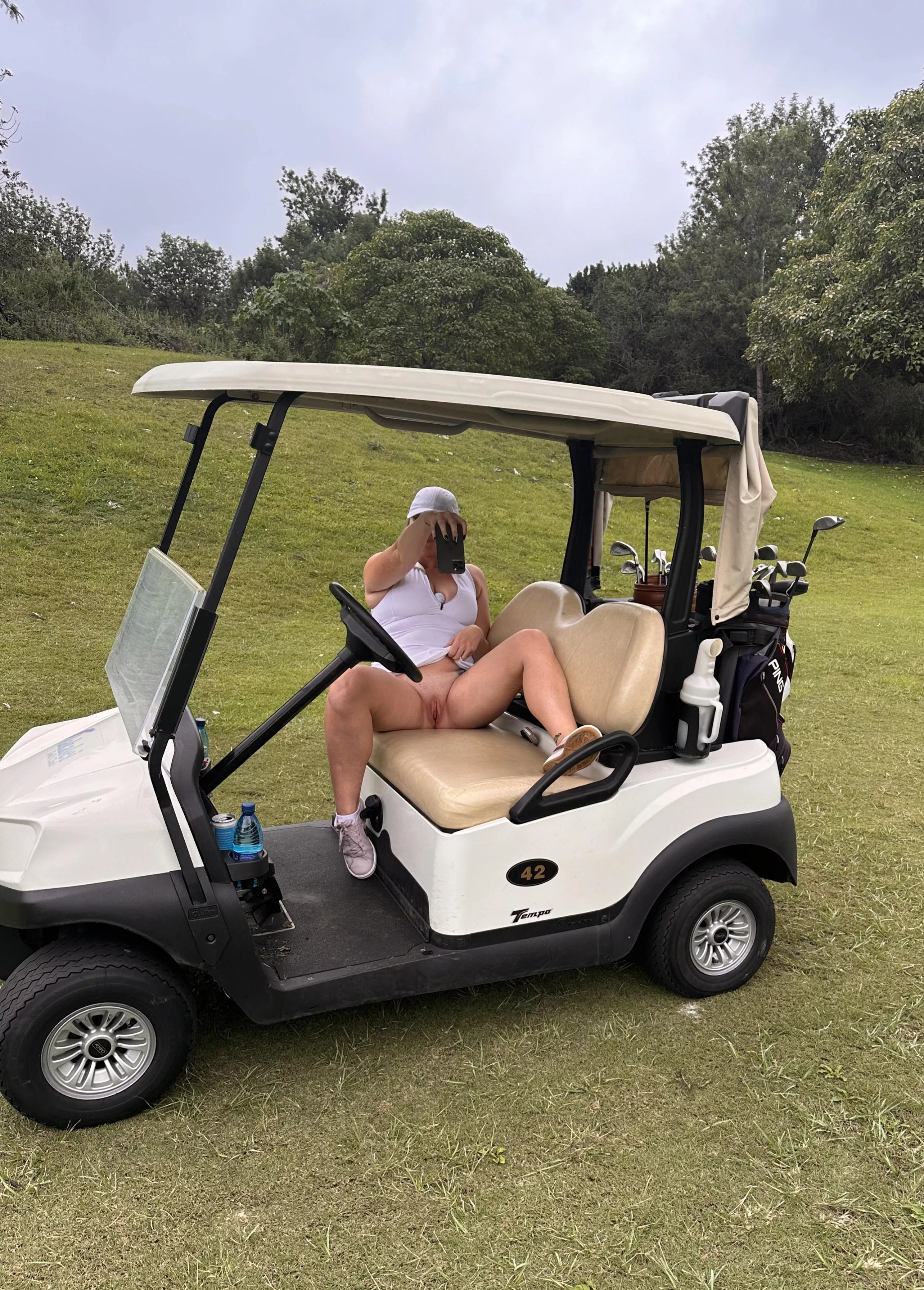 Who’s she sending pics to🤔