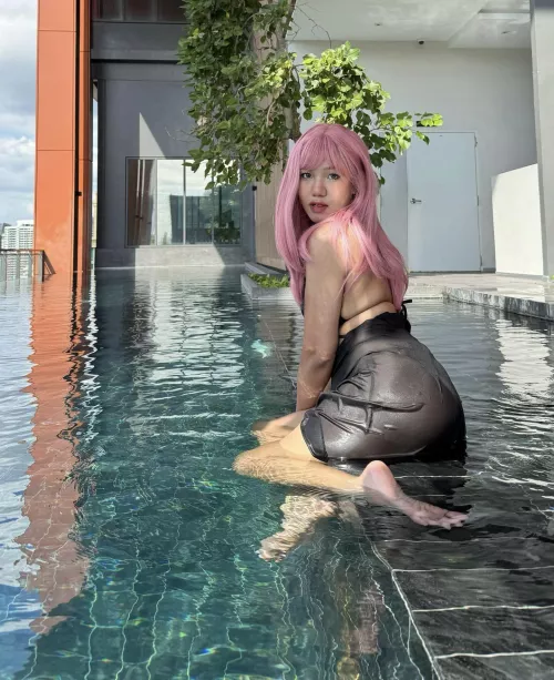 You go for a swim and see this... wyd? 💦