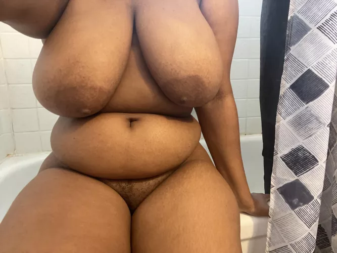 22f, 207lbs, 5’7 sitting