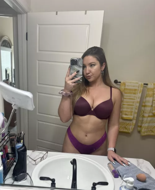 Fresh out of shower, ready to be devoured 🥵