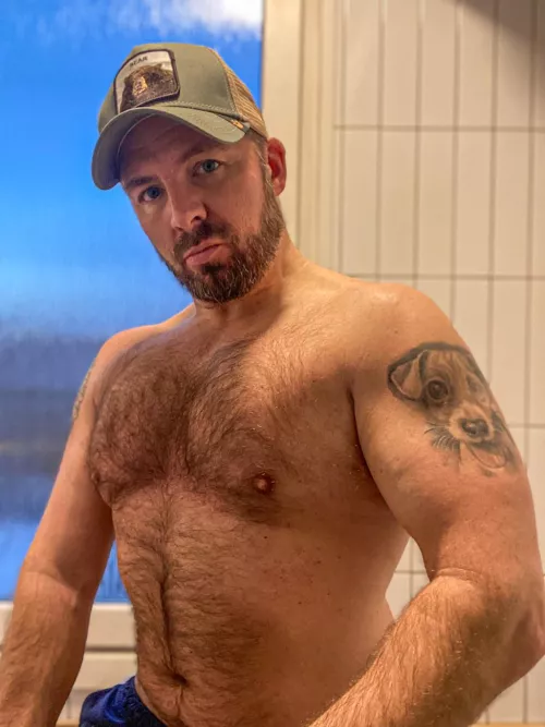 Gay bro bear? Looking to shoot the breeze and such