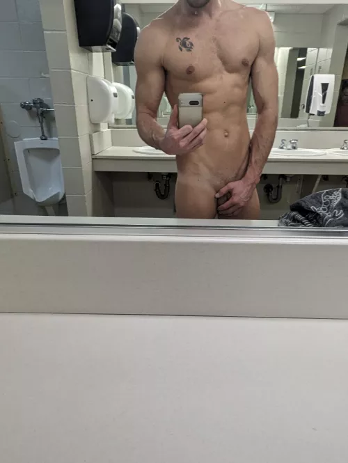 Getting them abs today 😜 Wana join me in the sauna?😏