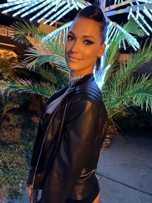 I look even better in leather than in bikini, agree.