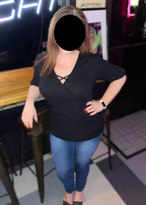 I love the swingers lifestyle. Some of you have been asking for a pic of me, this is the best i can do. I will not show my face though. Hope y’all like it.