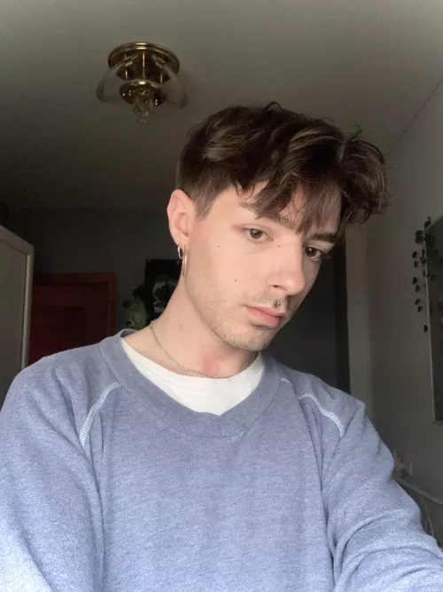 I’m letting my hair grow (: