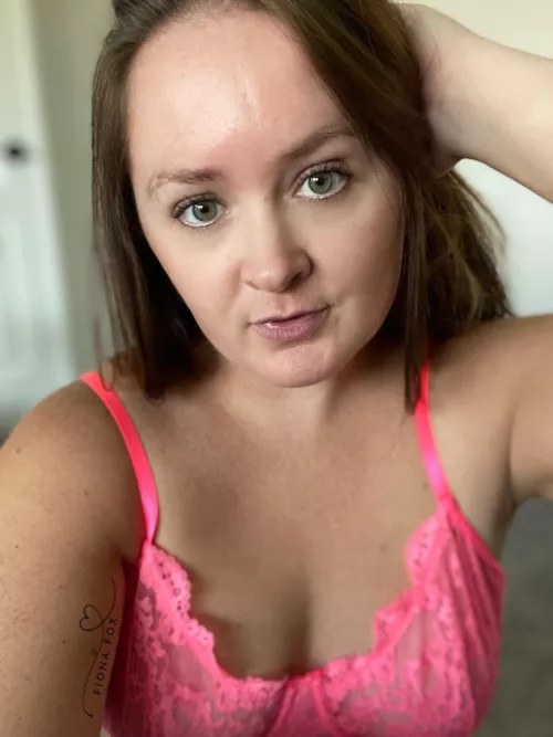 Run home and let’s have an afternoon quickie. Make this milf smile