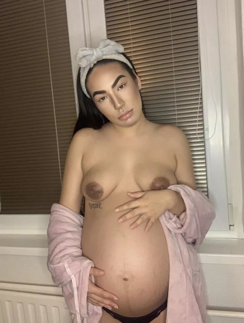 Say hi if you Wanna oil that belly😈